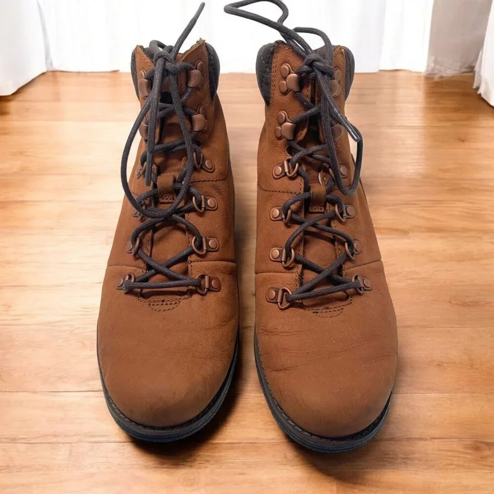 Merrell Heeled Leather Hiking Boots • Waterproof • Chunky Sole Size 10 Tan/Brown